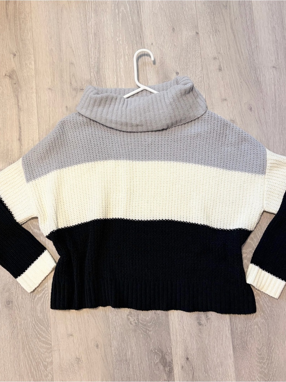 Colorblock Cowl Neck Sweater Size Large - Warm & Cozy Lifestyle Size Large